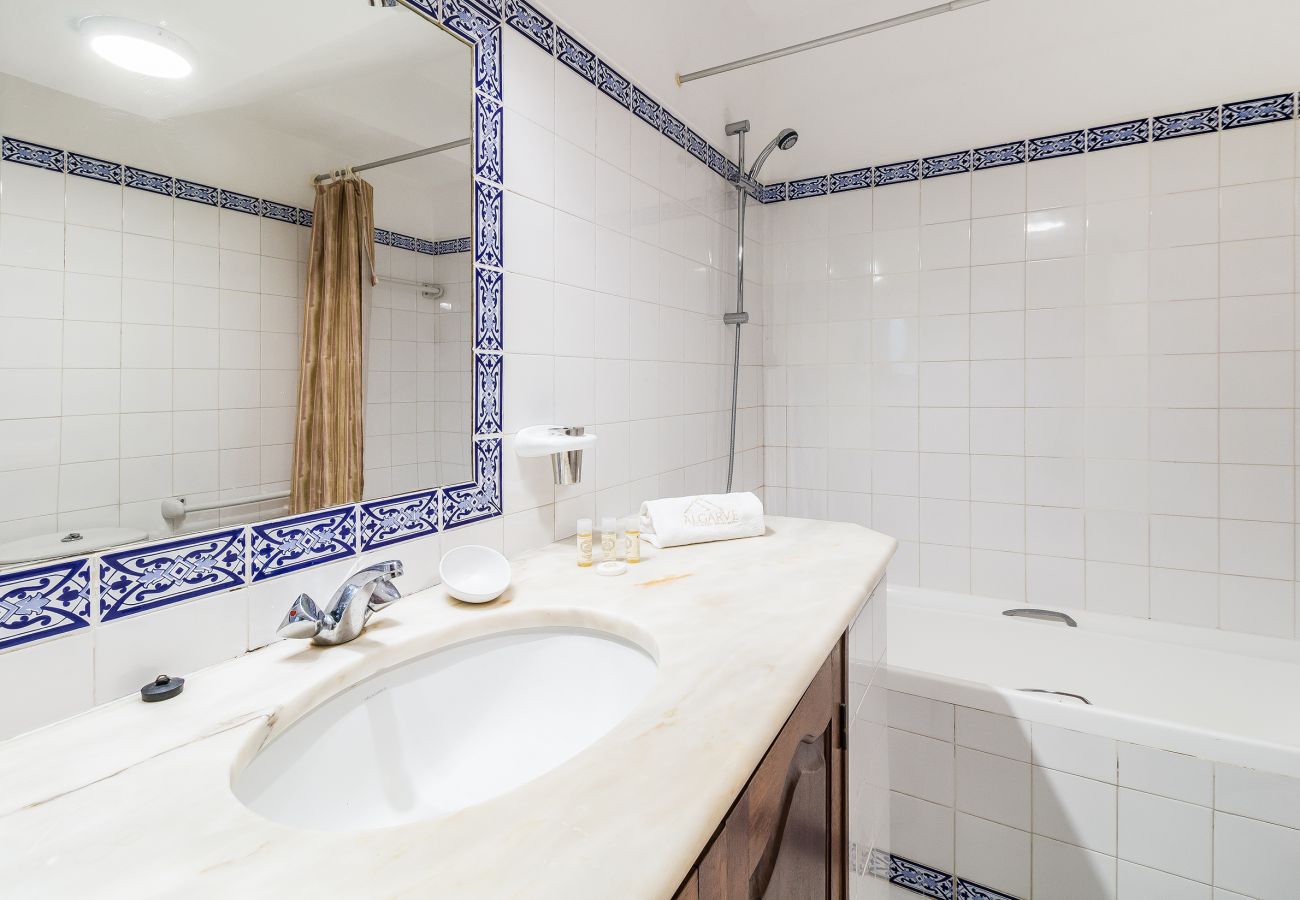 Apartment in Carvoeiro - Casa Gene | Pool | Wifi | Terrace | Nomads