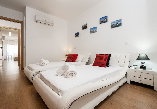 Apartment in Portimão -   Praia da Rocha: Pool | Digital Nomads | Fast Wifi Apartment in Portimão -   Praia da Rocha: Pool | Digital Nomads | Fast Wifi