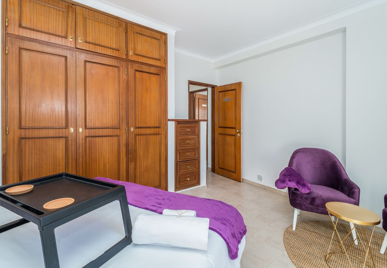 Rent by room in Lagos - New Dawn's Guesthouse - Zavial room | Ideal for Nomads | Location