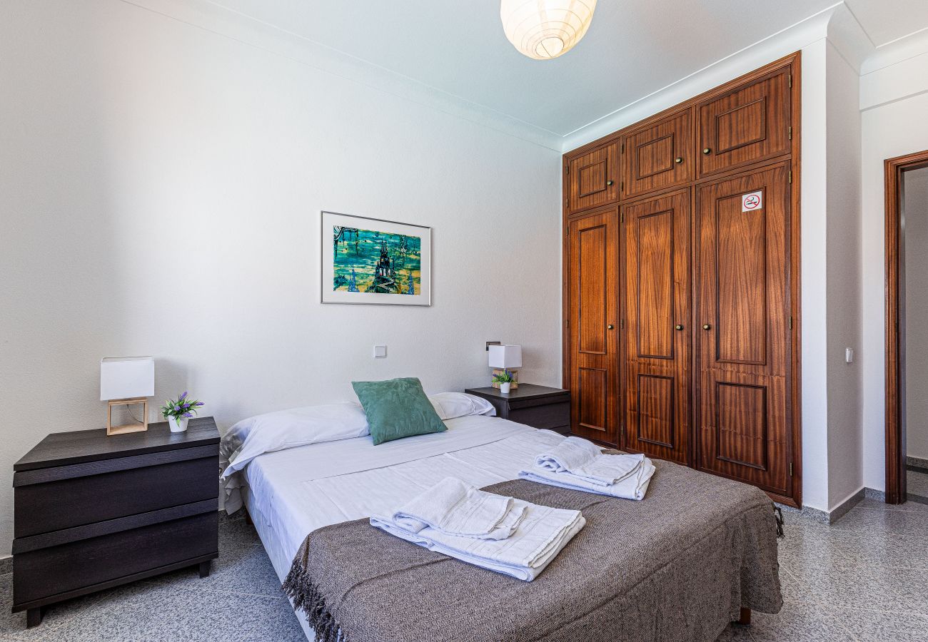 Rent by room in Lagos - Chilling Guesthouse: Room 2 | Reliable Wifi | Location 