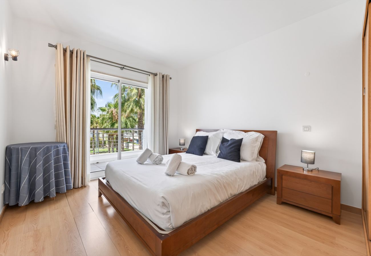 Apartment in Lagos - Marina Breeze: By the Marina, City Center & Beach 