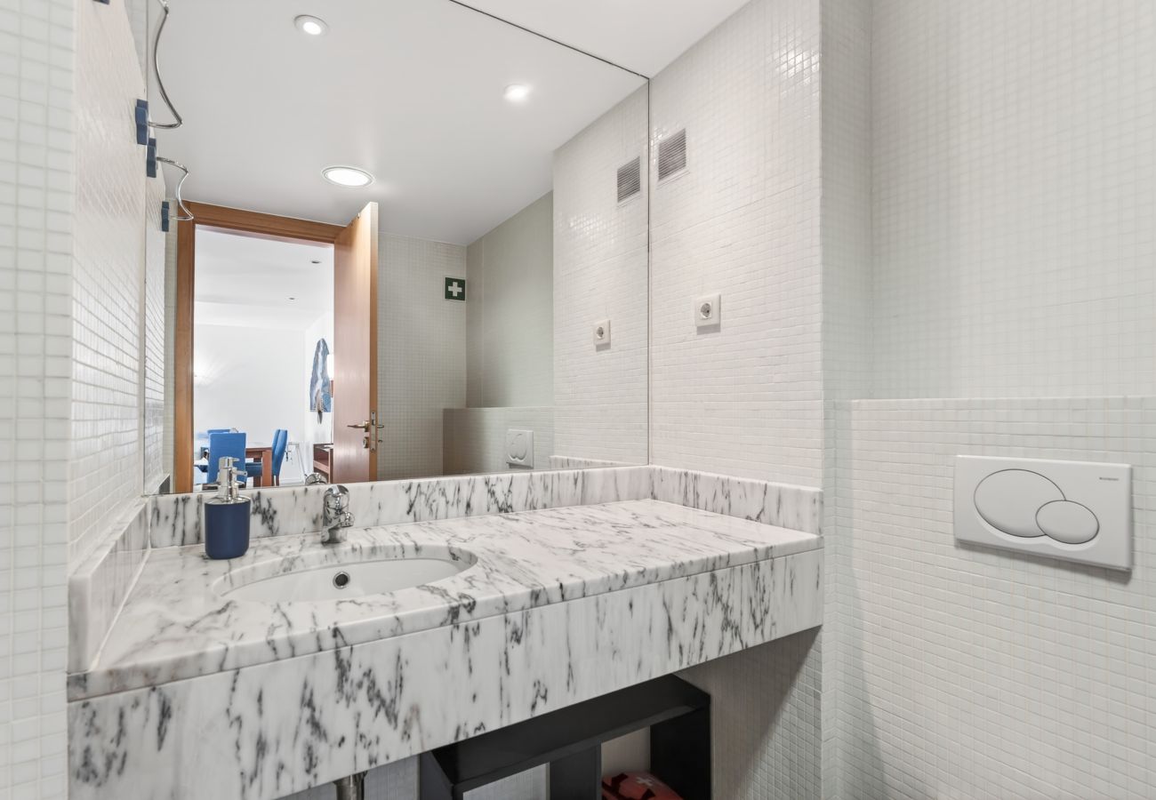 Apartment in Lagos - Marina Breeze: By the Marina, City Center & Beach 