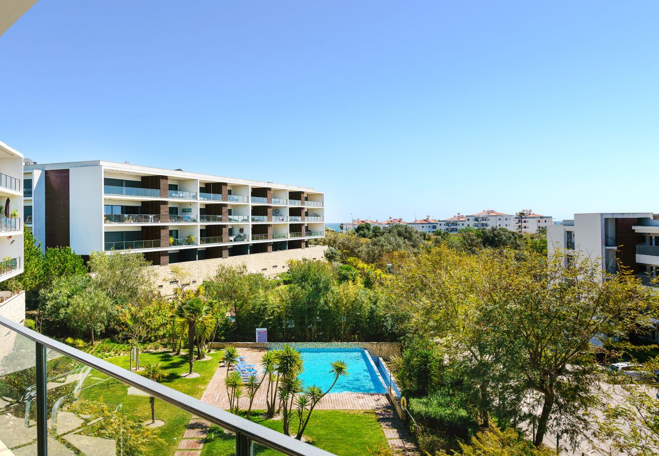 Vista da varanda para o jardim e piscina 