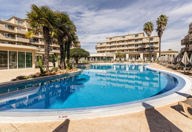 Apartamento em Portimão - Luxury Apartment | Nomads | WIFI | Indoor Pool | Balcony