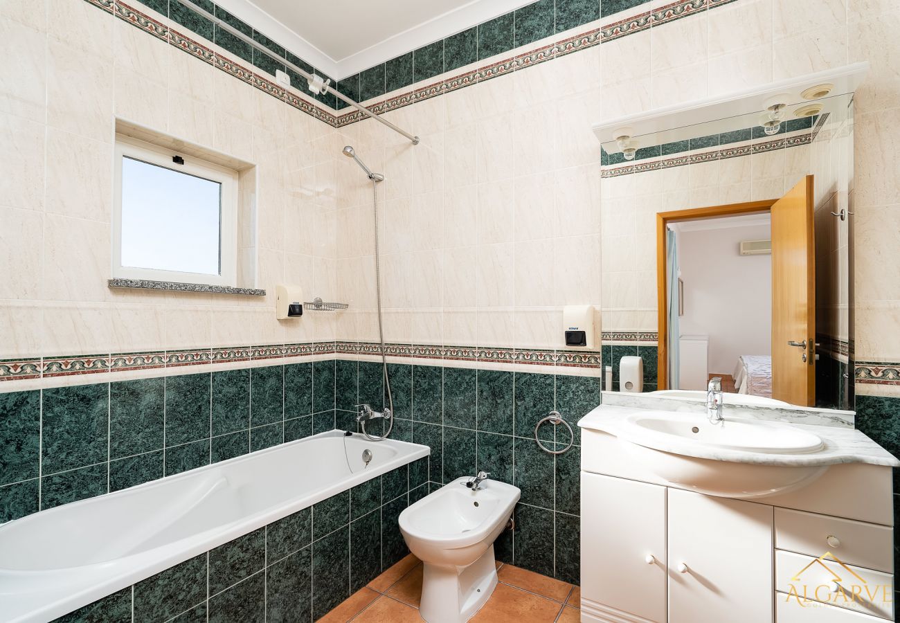 Apartamento em Lagos - Porto de Mos Beach: Pool | Gym |  Wifi | Perfect for Digital Nomads