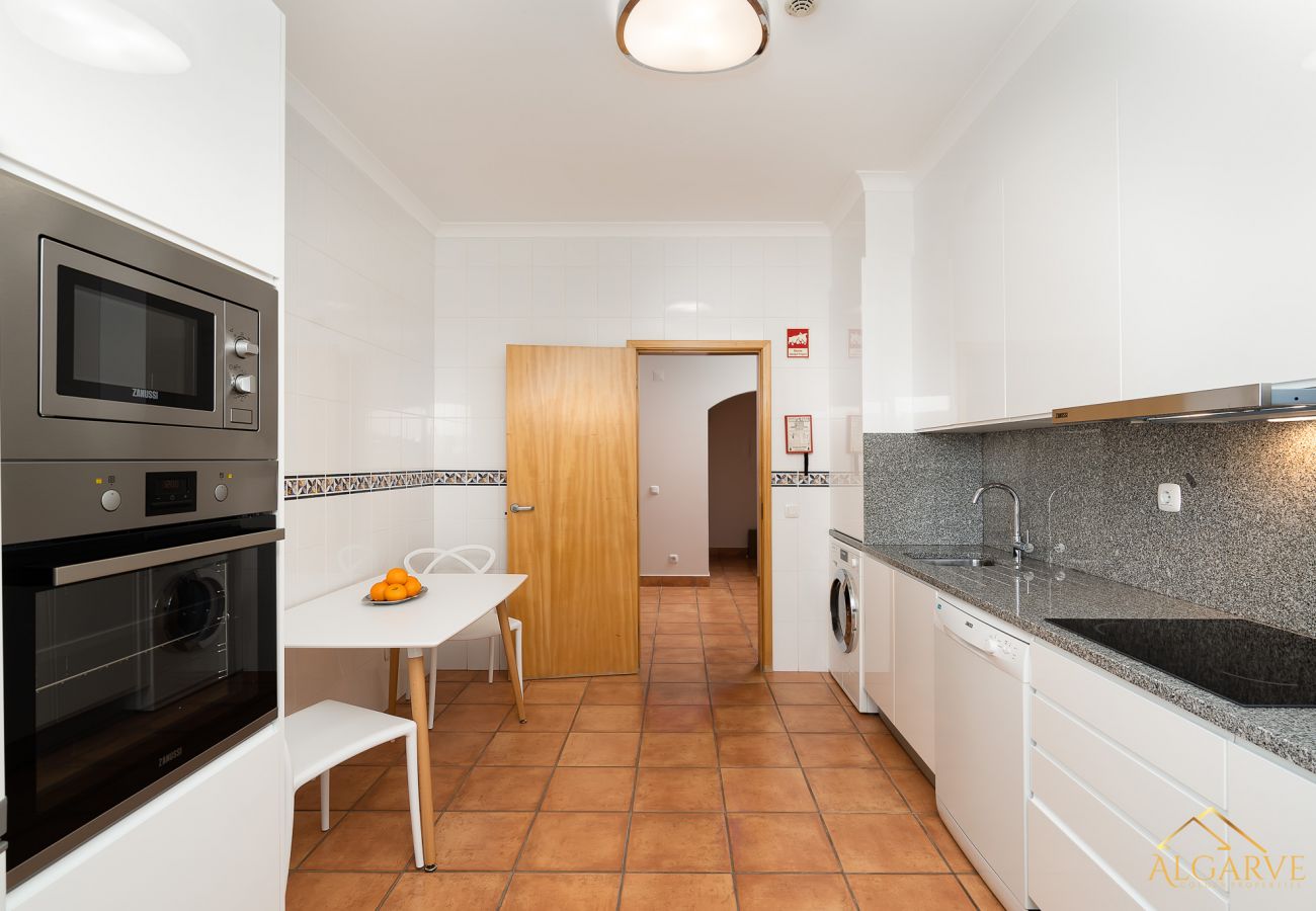 Apartamento em Lagos - Porto de Mos Beach: Pool | Gym |  Wifi | Perfect for Digital Nomads
