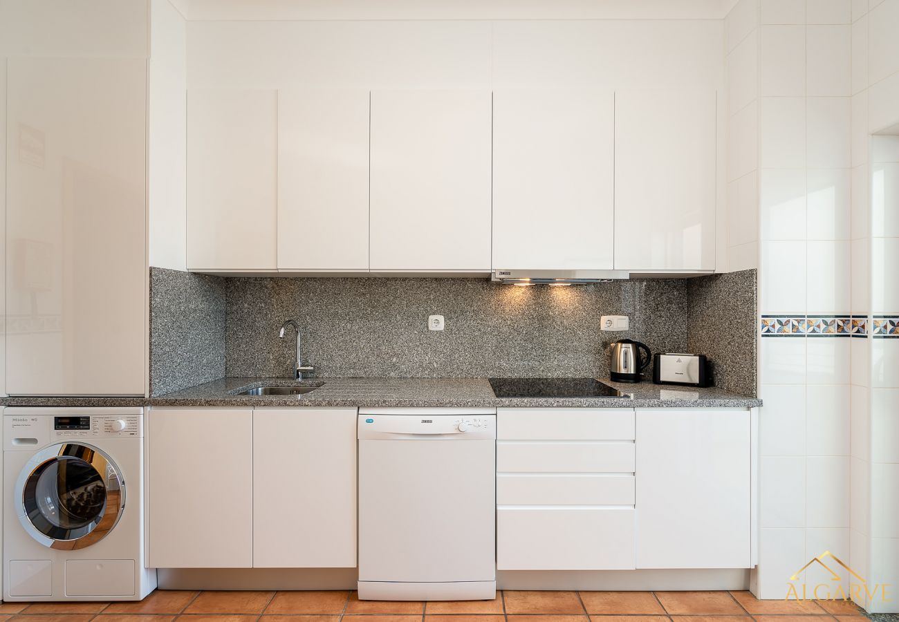 Apartamento em Lagos - Porto de Mos Beach: Pool | Gym |  Wifi | Perfect for Digital Nomads