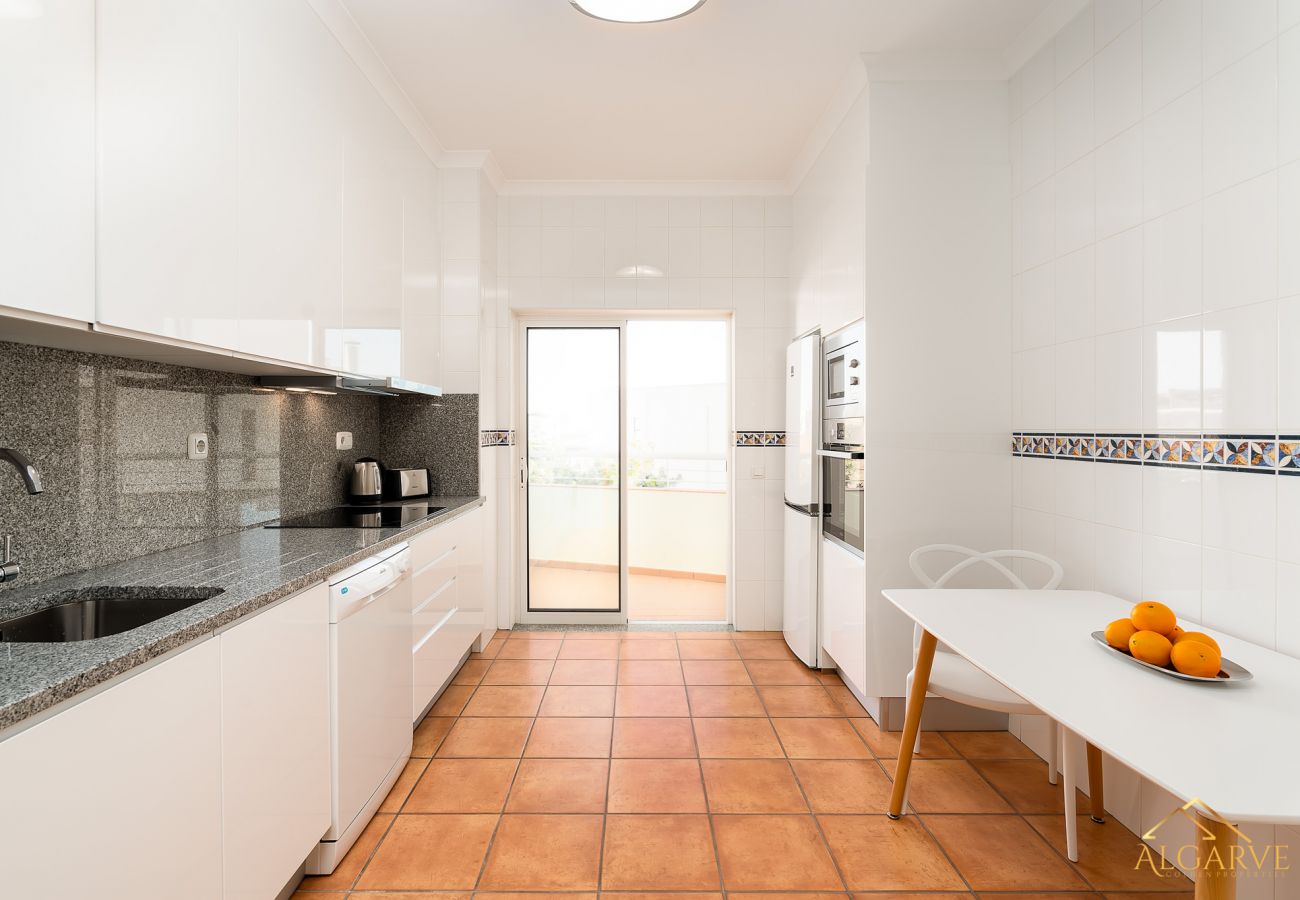 Apartamento em Lagos - Porto de Mos Beach: Pool | Gym |  Wifi | Perfect for Digital Nomads