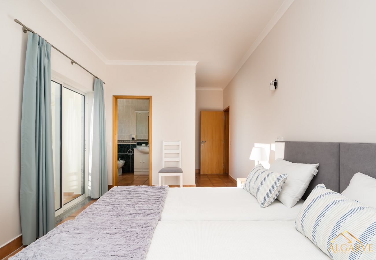Apartamento em Lagos - Porto de Mos Beach: Pool | Gym |  Wifi | Perfect for Digital Nomads