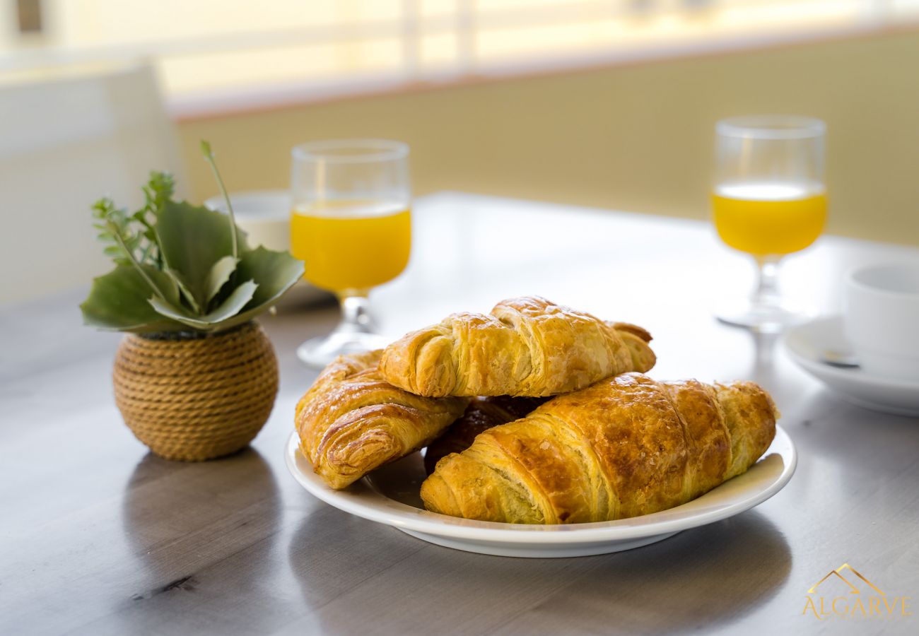 Apartamento em Lagos - Porto de Mos Beach: Pool | Gym |  Wifi | Perfect for Digital Nomads