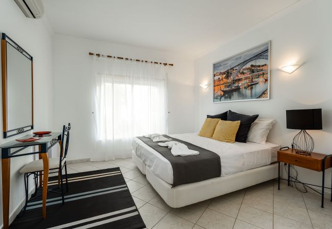 Apartamento em Lagos - Meia Praia Beach: Golf | Wifi | Pool | Perfect for nomads Apartamento em Lagos - Meia Praia Beach: Golf | Wifi | Pool | Perfect for nomads