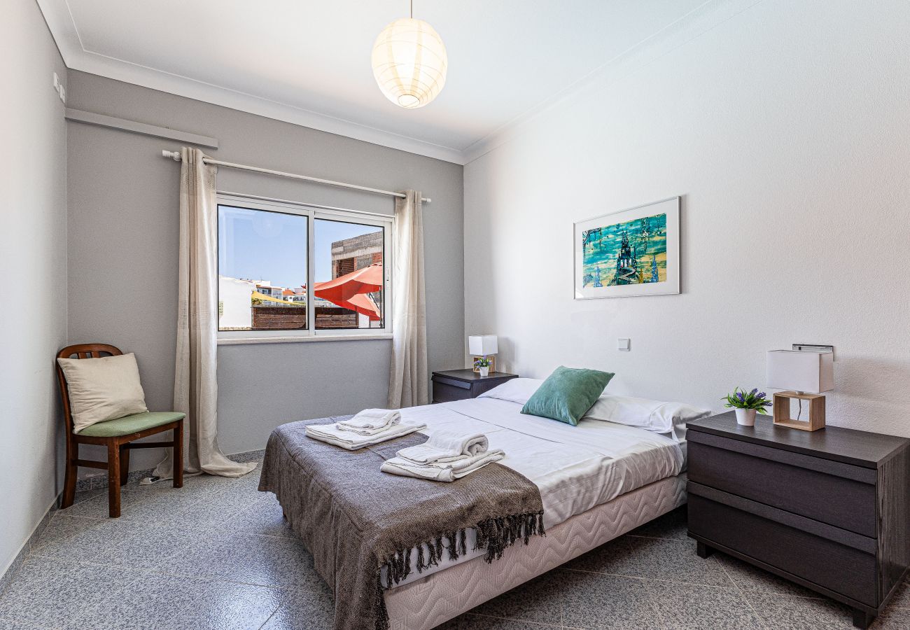 Quarto em Lagos - Chilling Guesthouse: Room 2 | Reliable Wifi | Location 