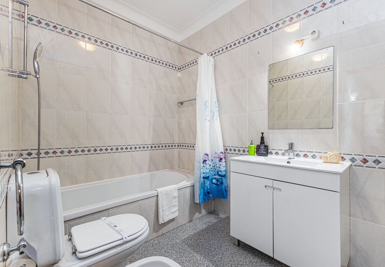 Quarto em Lagos - Chilling Guesthouse: Room 3 | Private Bathroom | Digital Nomads | Location