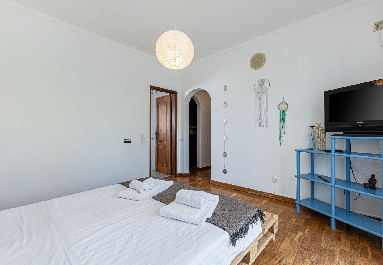 Quarto em Lagos - Chilling Guesthouse: Room 5 | AC | Pool | Location | Wifi