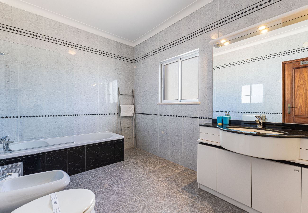 Quarto em Lagos - Chilling Guesthouse: Room 5 | AC | Pool | Location | Wifi