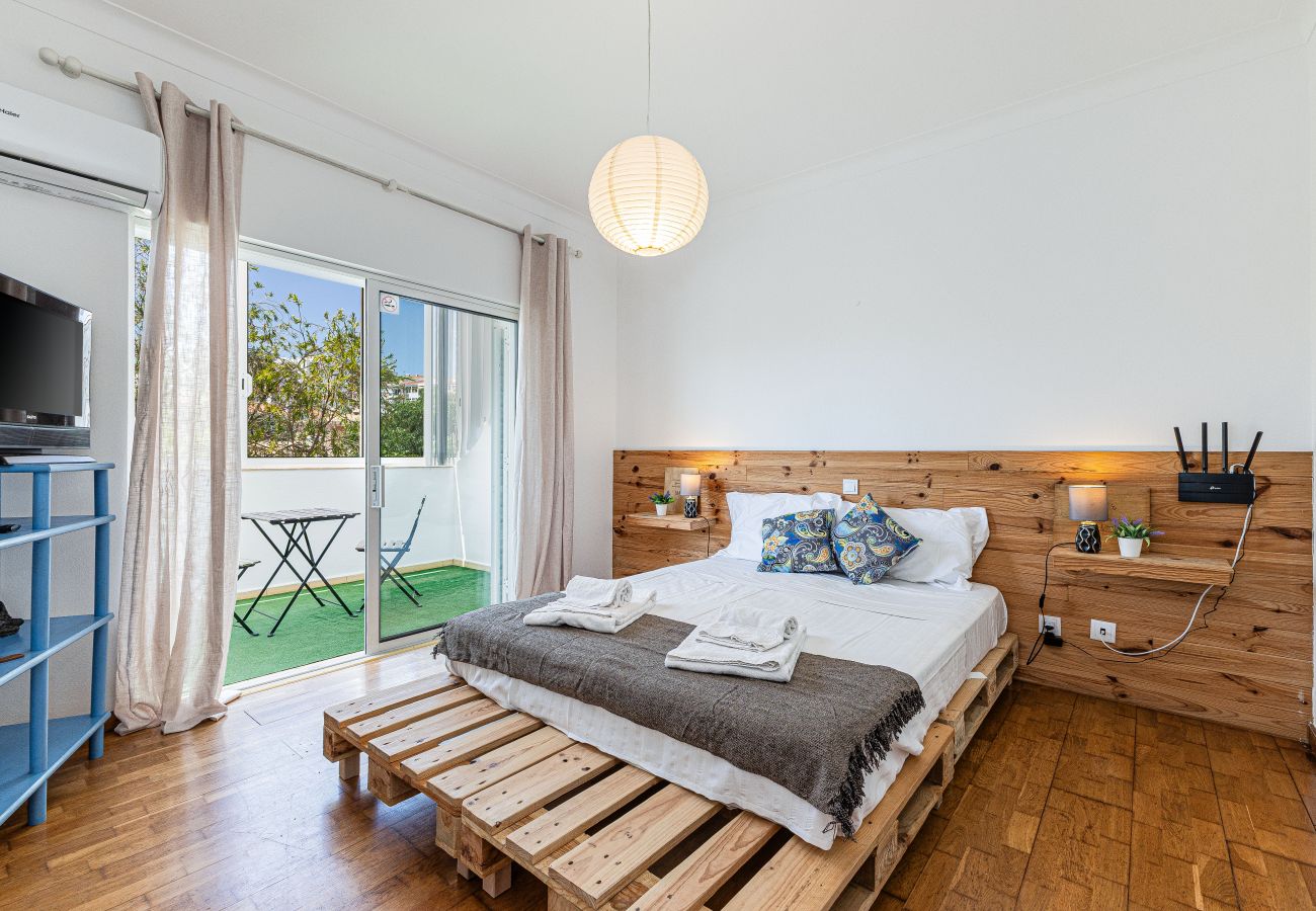Quarto em Lagos - Chilling Guesthouse: Room 5 | AC | Pool | Location | Wifi