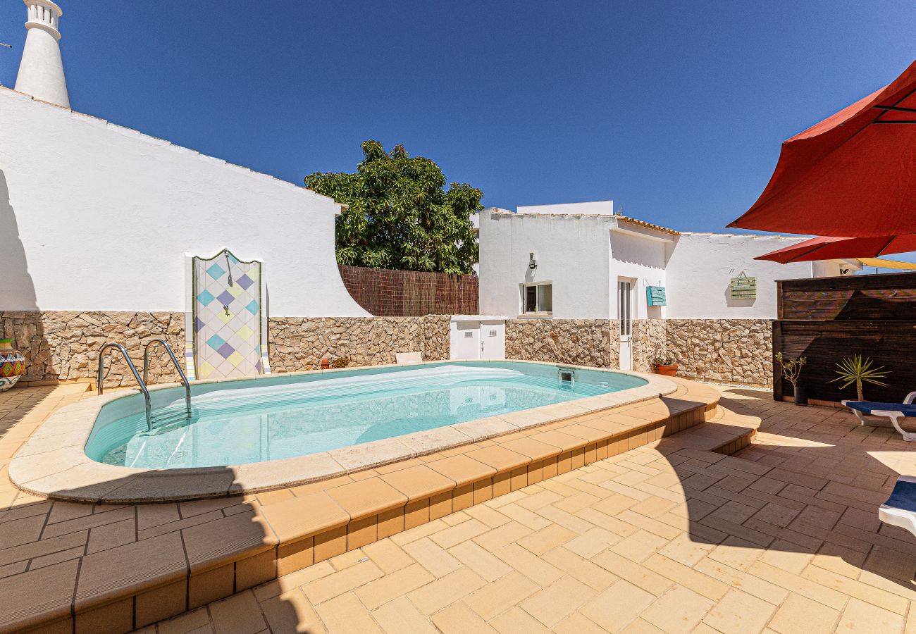 Estúdio em Lagos - Chilling Guesthouse: Studio | Pool | Location | Reliable Wifi