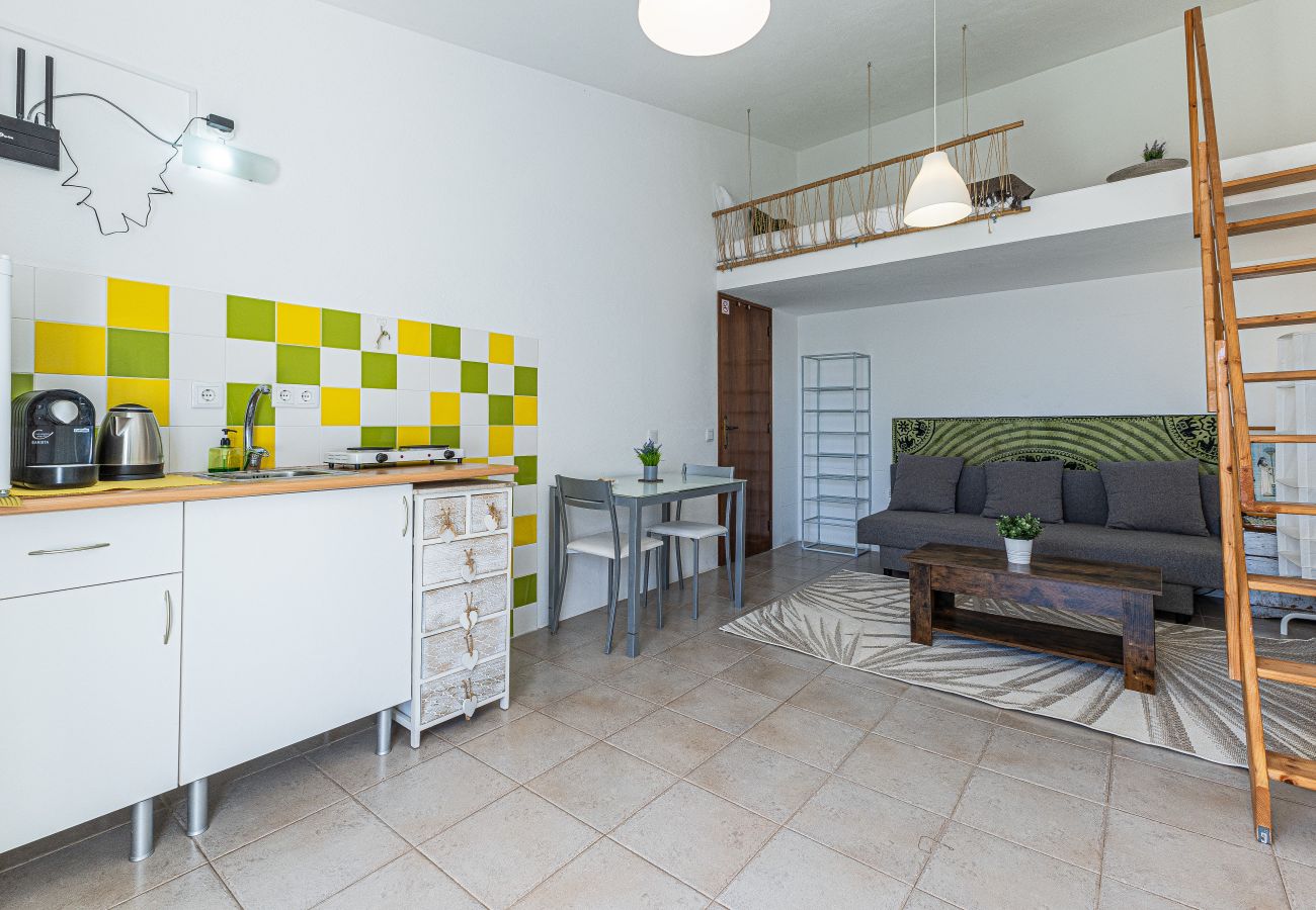 Estúdio em Lagos - Chilling Guesthouse: Studio | Pool | Location | Reliable Wifi