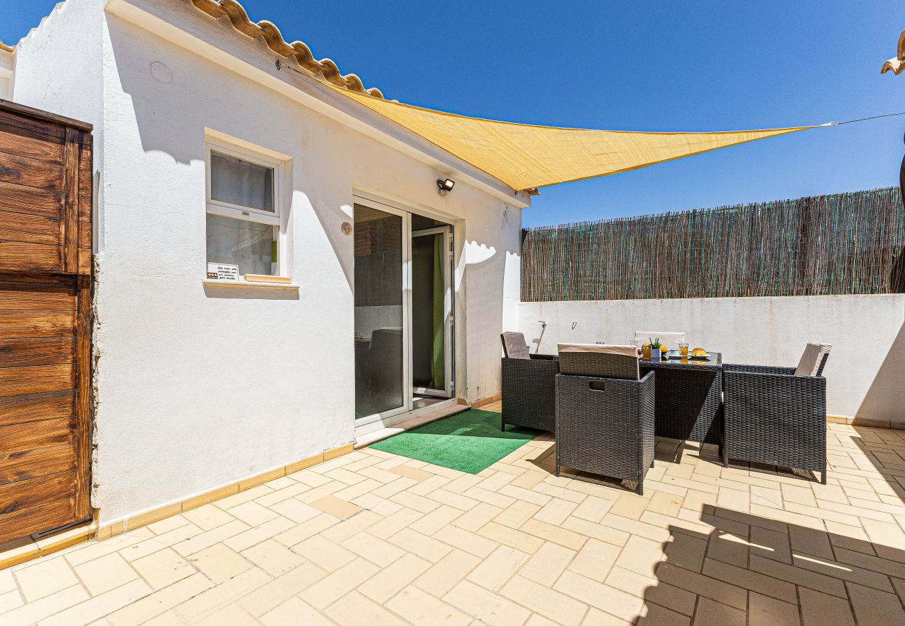 Estúdio em Lagos - Chilling Guesthouse: Studio | Pool | Location | Reliable Wifi