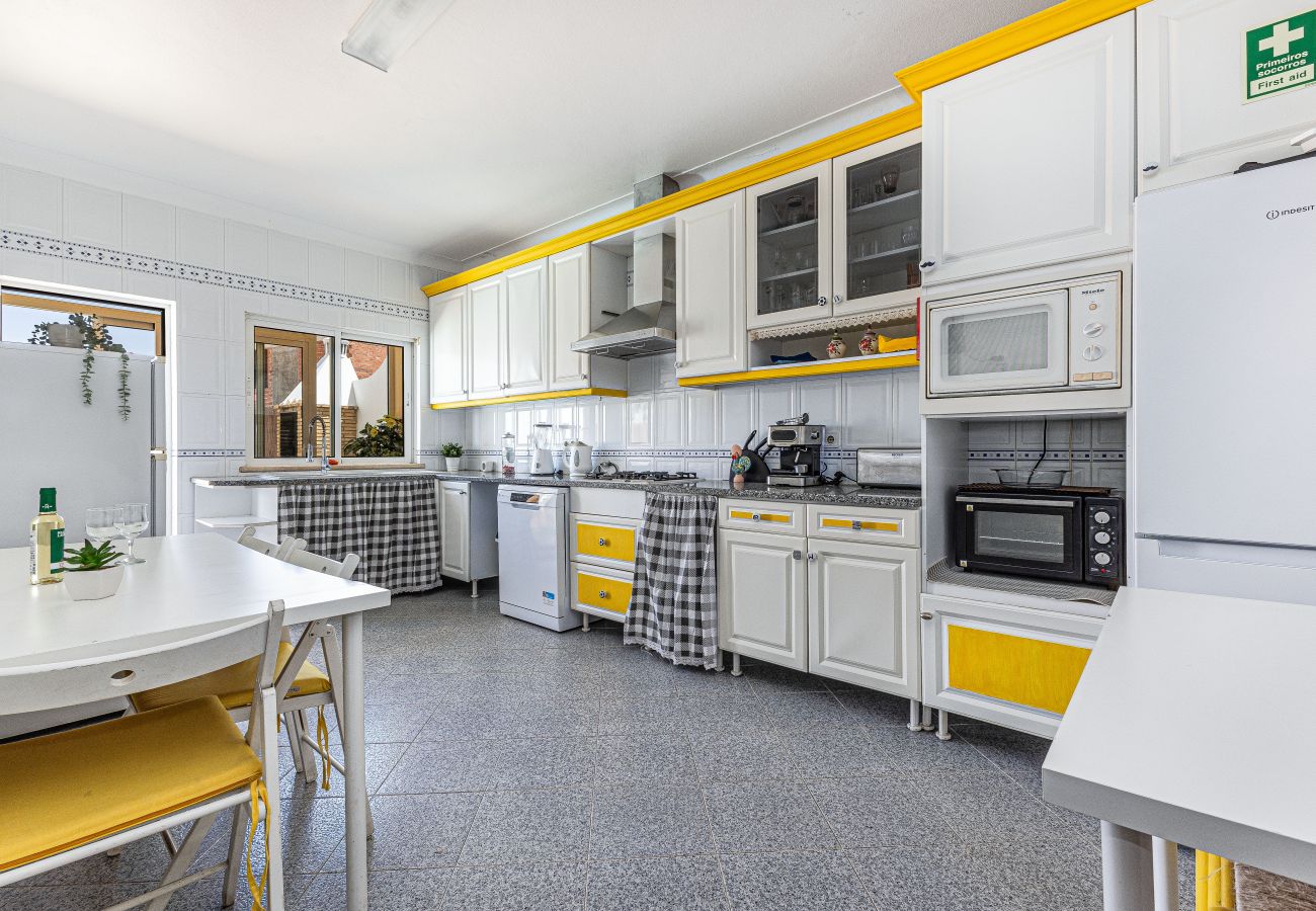 Estúdio em Lagos - Chilling Guesthouse: Studio | Pool | Location | Reliable Wifi
