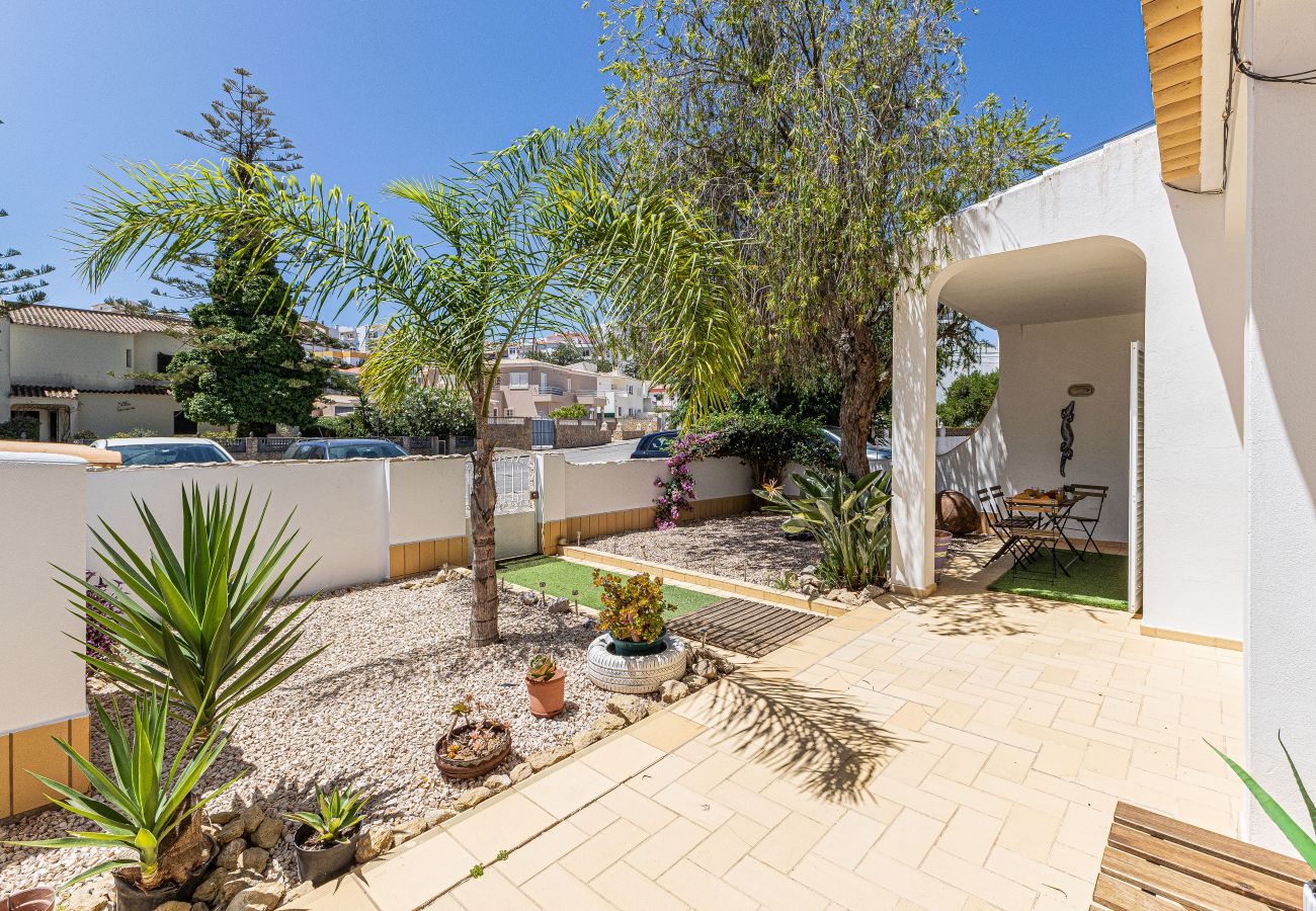 Estúdio em Lagos - Chilling Guesthouse: Studio | Pool | Location | Reliable Wifi