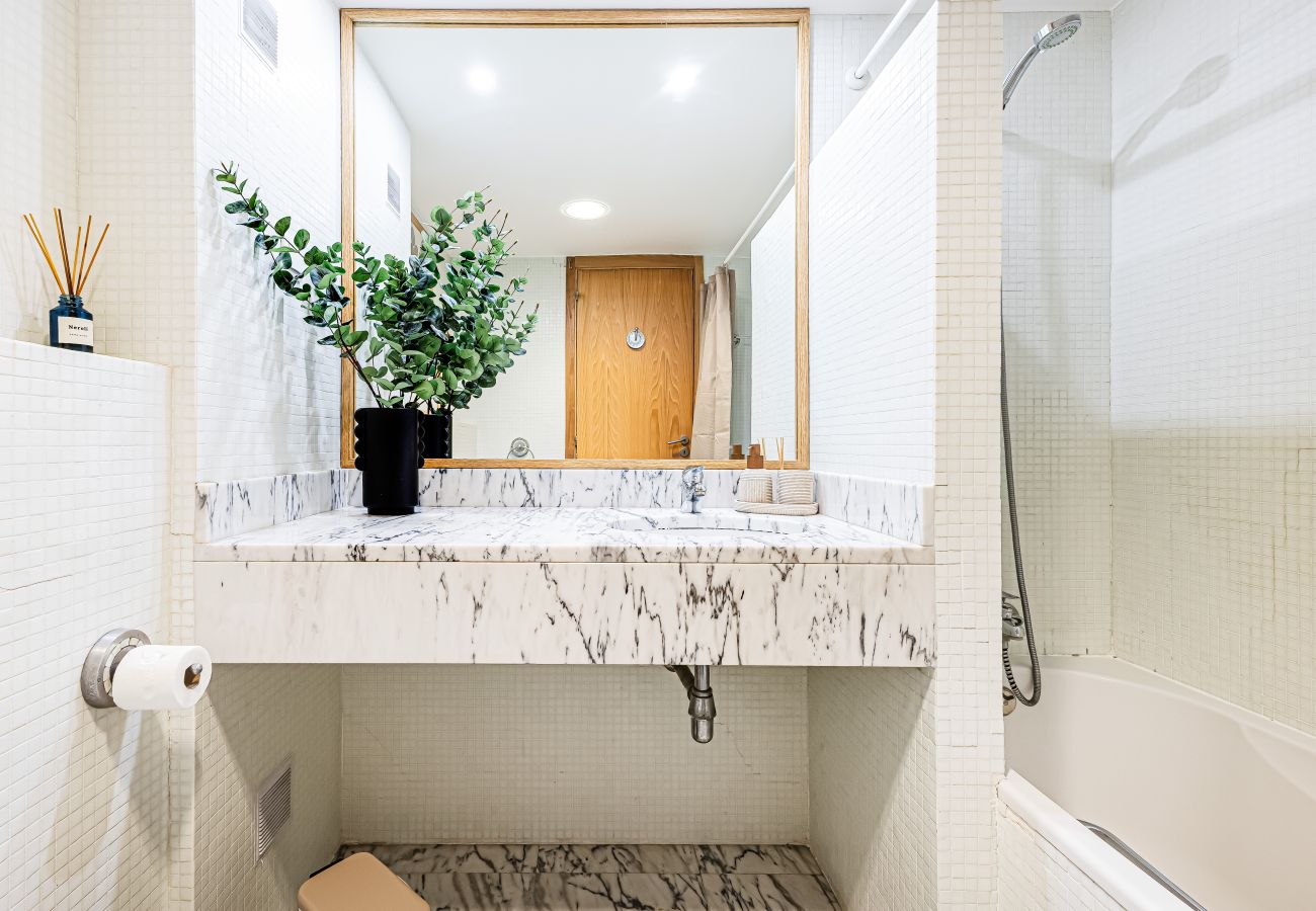 Apartamento em Lagos - Marina Garden View – Work & Relax by the Sea, Marina & Old Town