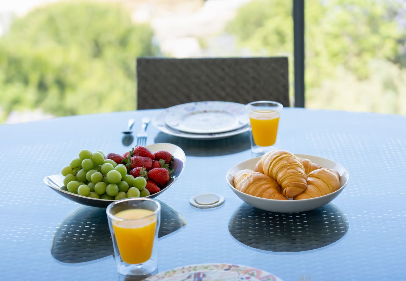 Apartamento em Lagos - Marina Village Retreat: Pool & Garage | Prime lo 