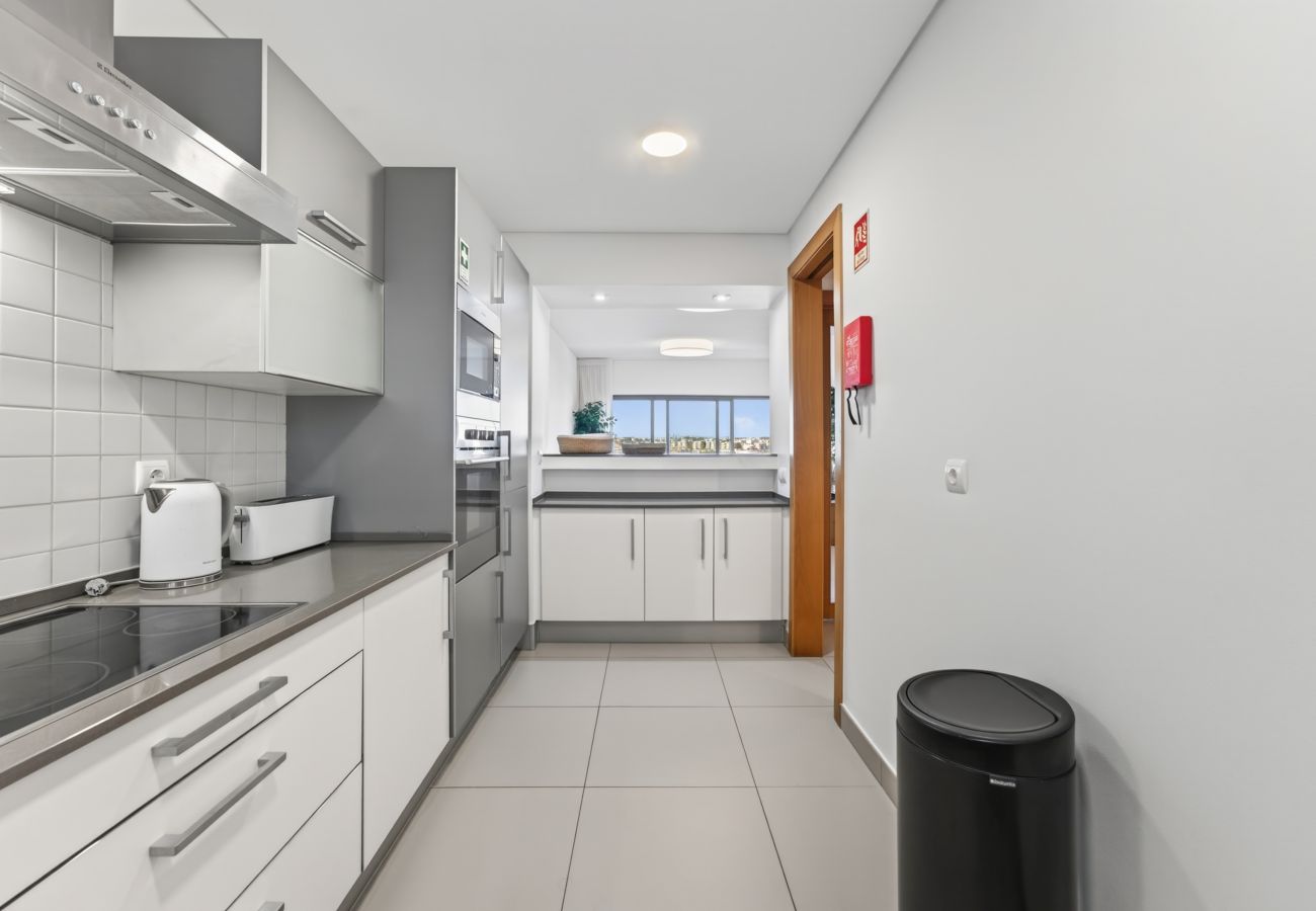Apartamento em Lagos - Marina Village Retreat: Pool & Garage | Prime lo 