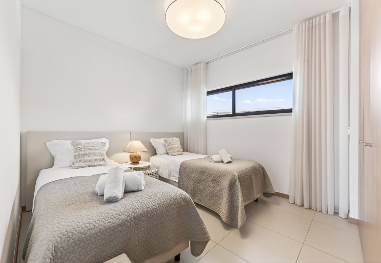 Apartamento em Lagos - Marina Village Retreat: Pool & Garage | Prime lo 