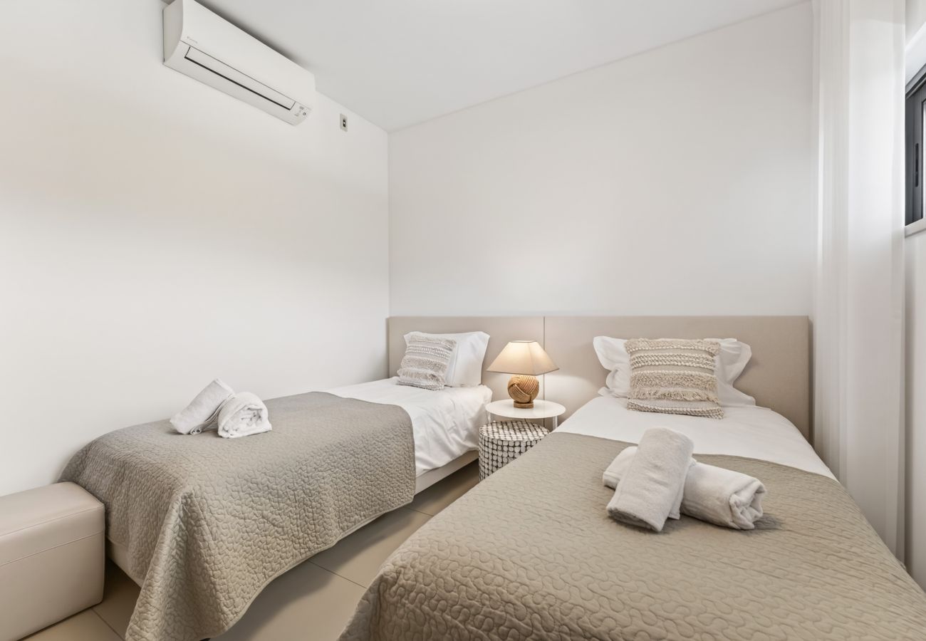 Apartamento em Lagos - Marina Village Retreat: Pool & Garage | Prime lo 