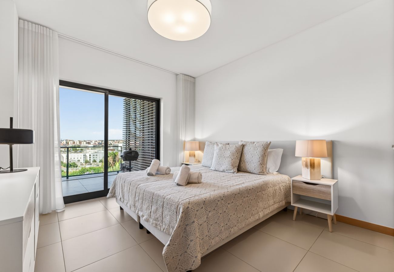 Apartamento em Lagos - Marina Village Retreat: Pool & Garage | Prime lo 