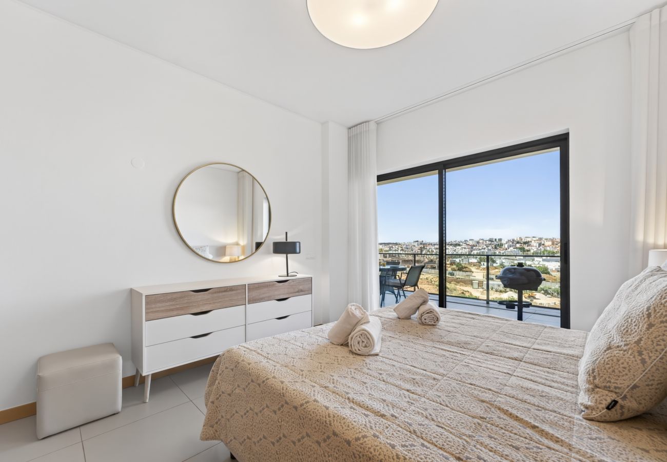 Apartamento em Lagos - Marina Village Retreat: Pool & Garage | Prime lo 