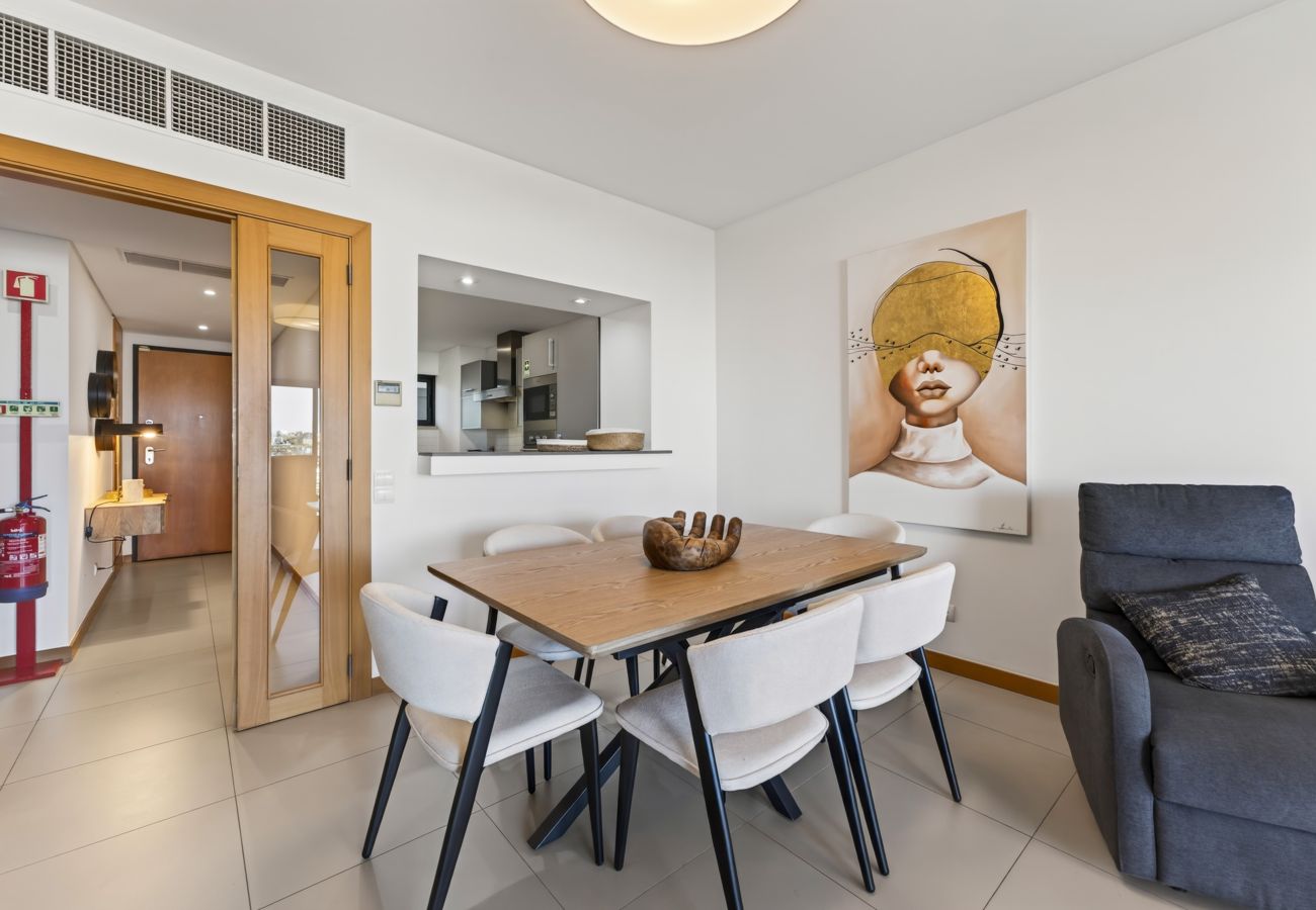 Apartamento em Lagos - Marina Village Retreat: Pool & Garage | Prime lo 