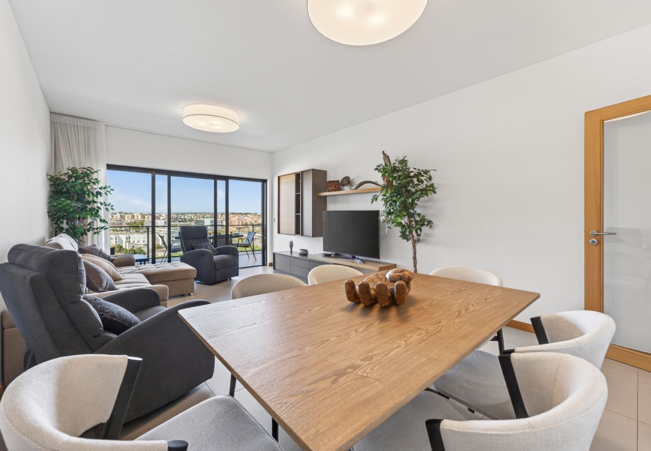 Apartamento em Lagos - Marina Village Retreat: Pool & Garage | Prime lo 