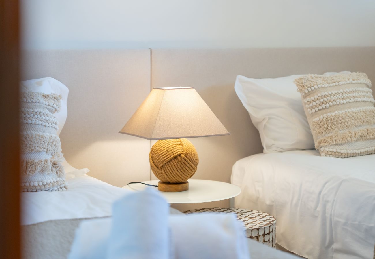 Apartamento em Lagos - Marina Village Retreat: Pool & Garage | Prime lo 