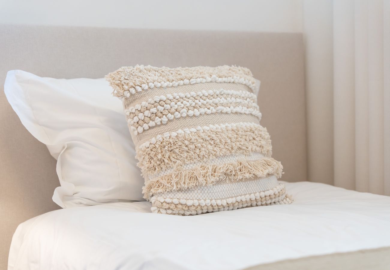 Apartamento em Lagos - Marina Village Retreat: Pool & Garage | Prime lo 