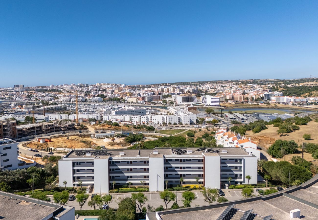 Apartamento em Lagos - Marina Village Retreat: Pool & Garage | Prime lo 