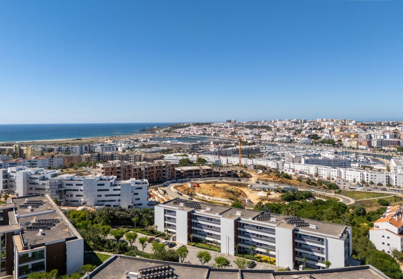 Apartamento em Lagos - Marina Village Retreat: Pool & Garage | Prime lo 