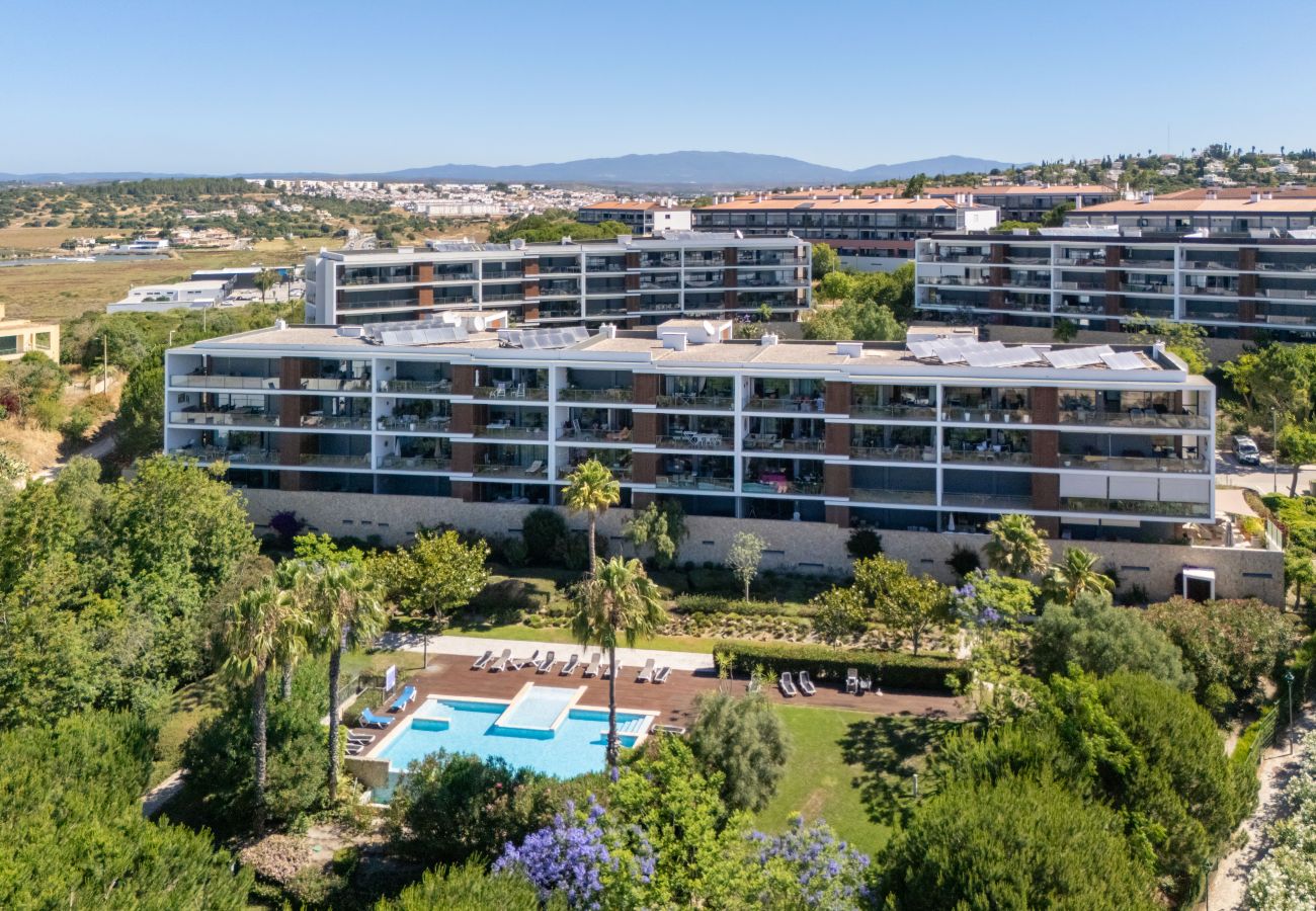 Apartamento em Lagos - Marina Village Retreat: Pool & Garage | Prime lo 