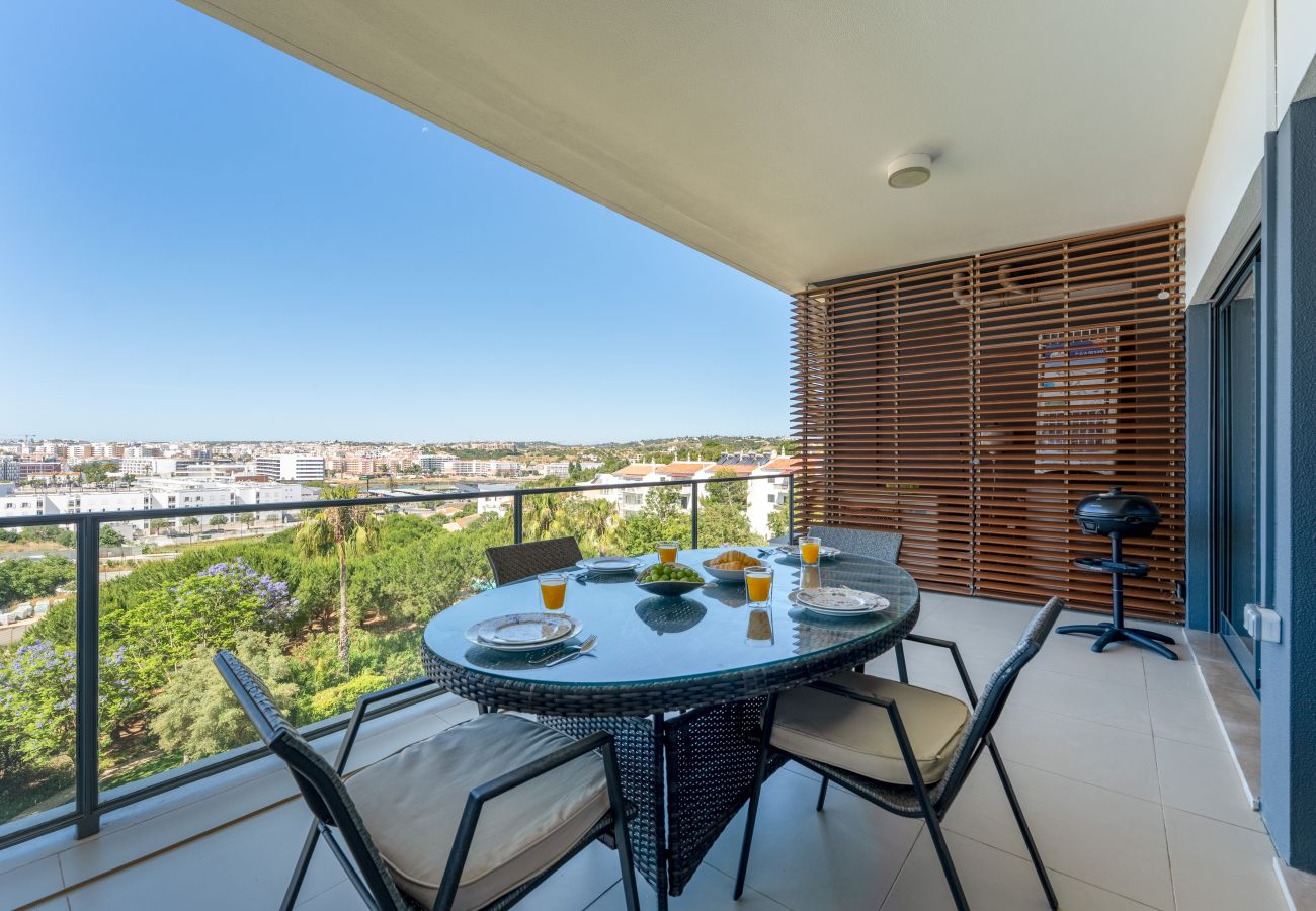 Apartamento em Lagos - Marina Village Retreat: Pool & Garage | Prime lo 