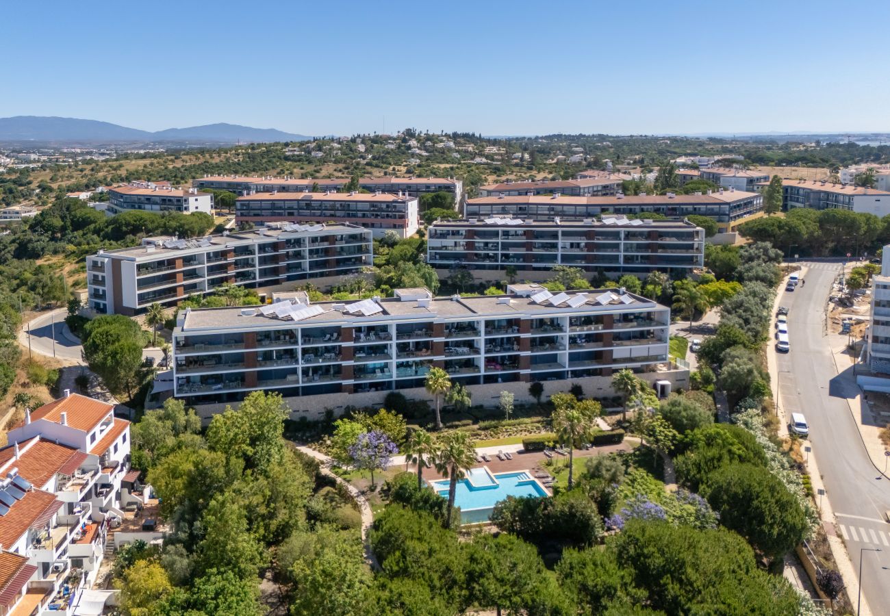 Apartamento em Lagos - Marina Village Retreat: Pool & Garage | Prime lo 