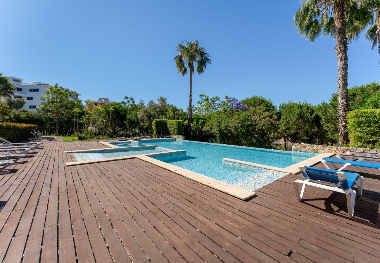 Apartamento em Lagos - Marina Village Retreat: Pool & Garage | Prime lo 