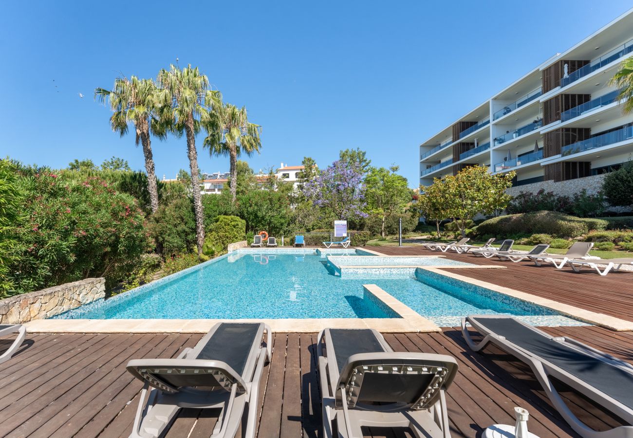 Apartamento em Lagos - Marina Village Retreat: Pool & Garage | Prime lo 