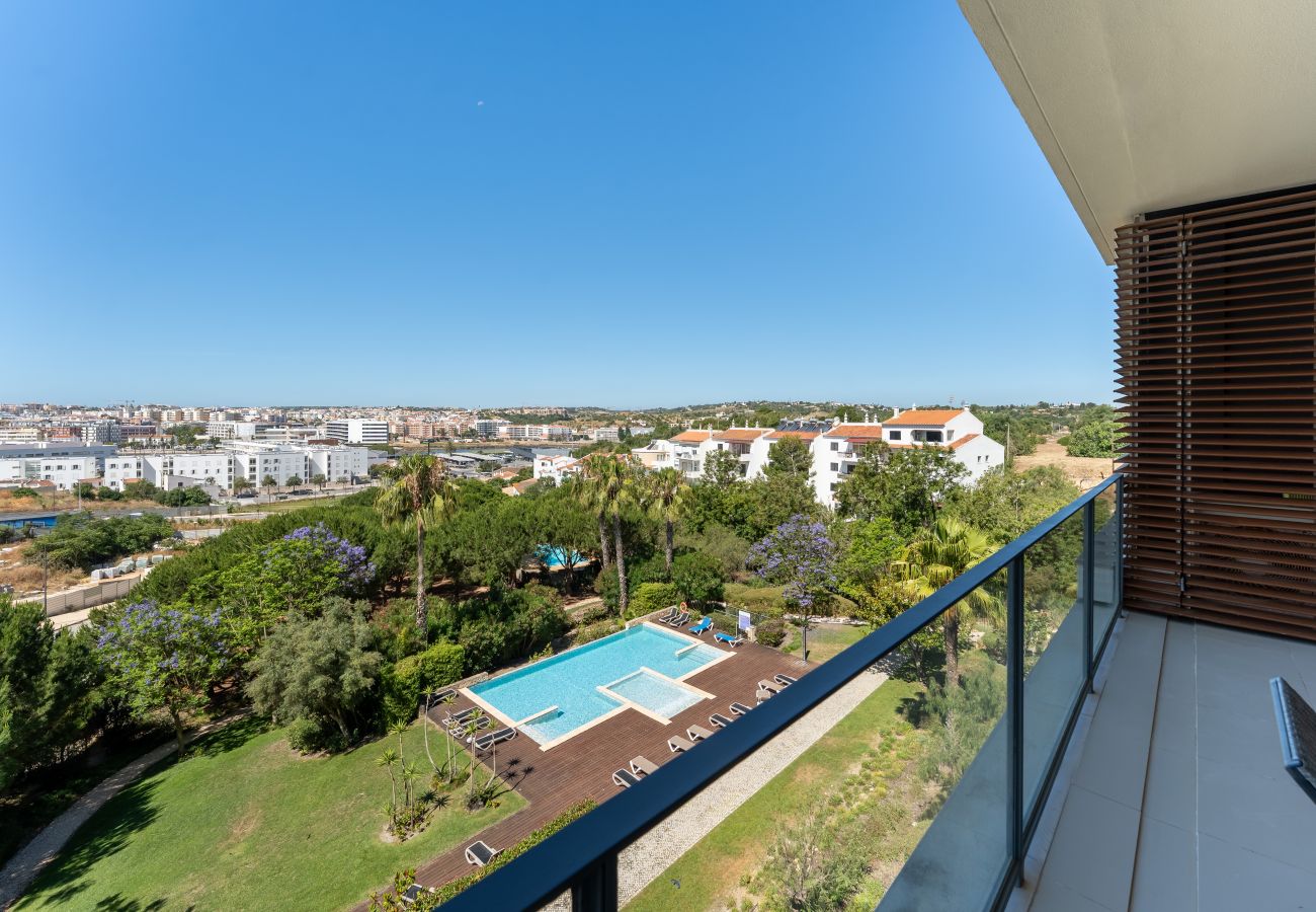Apartamento em Lagos - Marina Village Retreat: Pool & Garage | Prime lo 