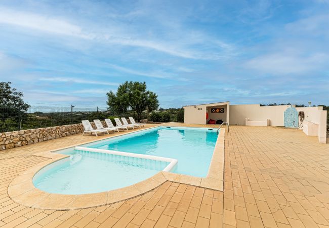 Villa em Porches - Casa do Vale: PET Friendly | Family, Pool & Beach