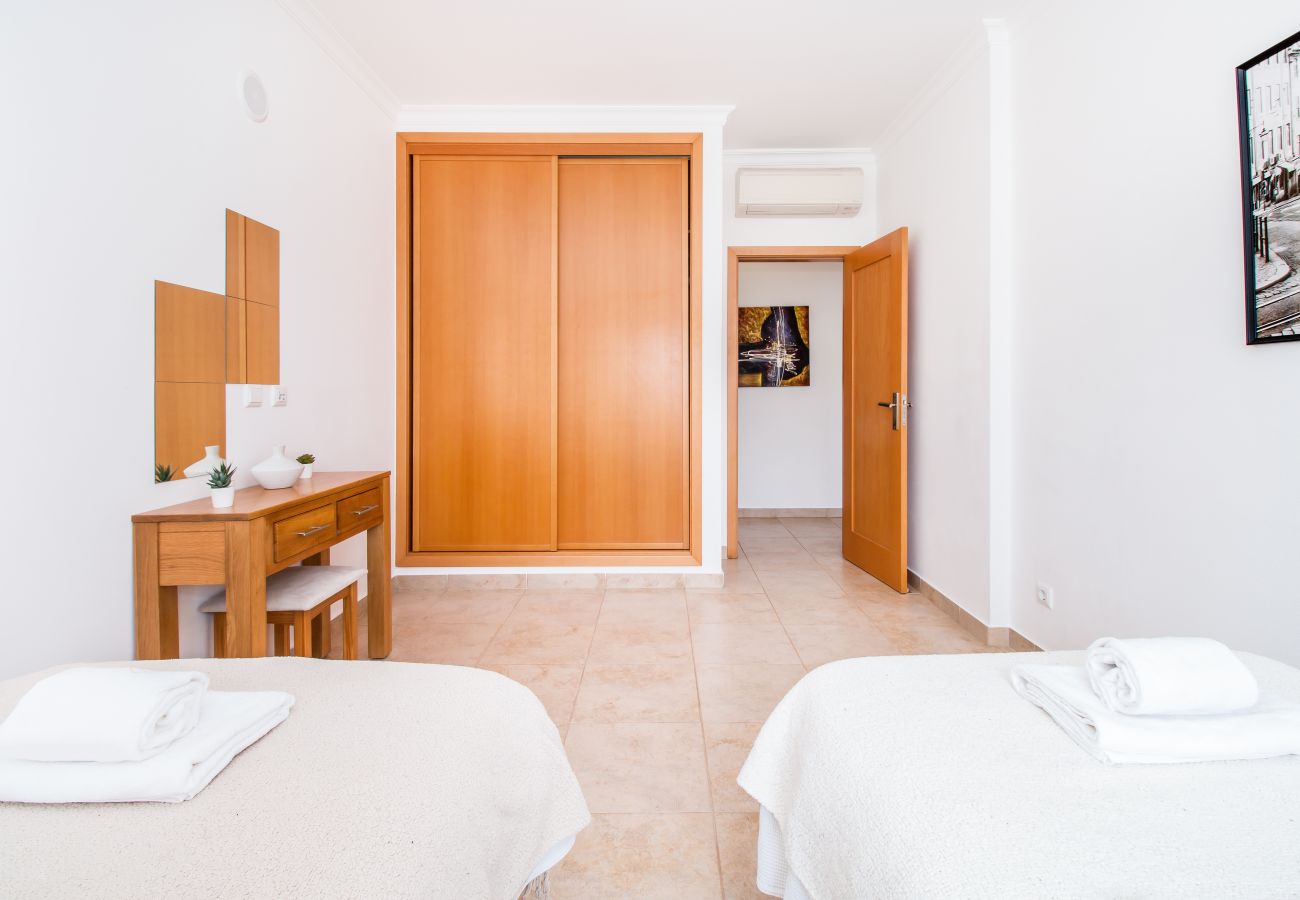 Apartamento em Lagos - Prime Location | Fully A/C | Town Centre | Pool | Garage