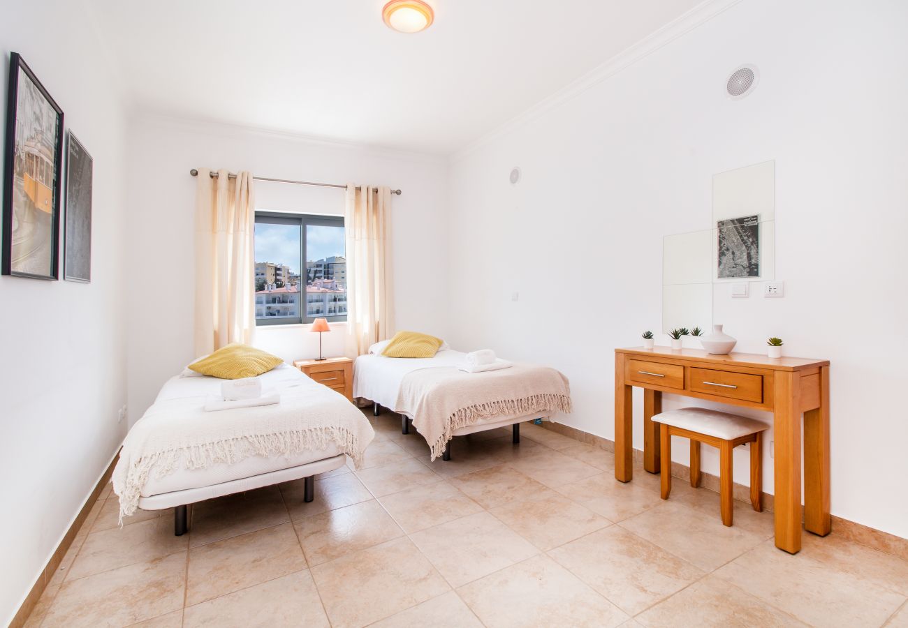 Apartamento em Lagos - Prime Location | Fully A/C | Town Centre | Pool | Garage