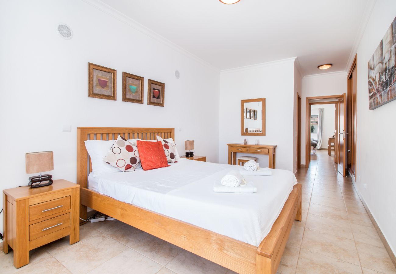 Apartamento em Lagos - Prime Location | Fully A/C | Town Centre | Pool | Garage