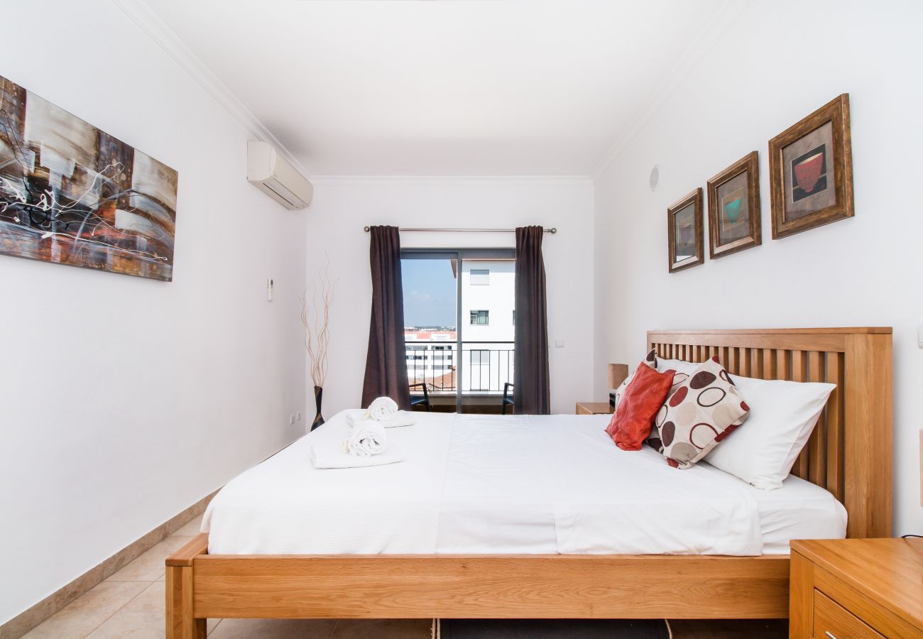Apartamento em Lagos - Prime Location | Fully A/C | Town Centre | Pool | Garage