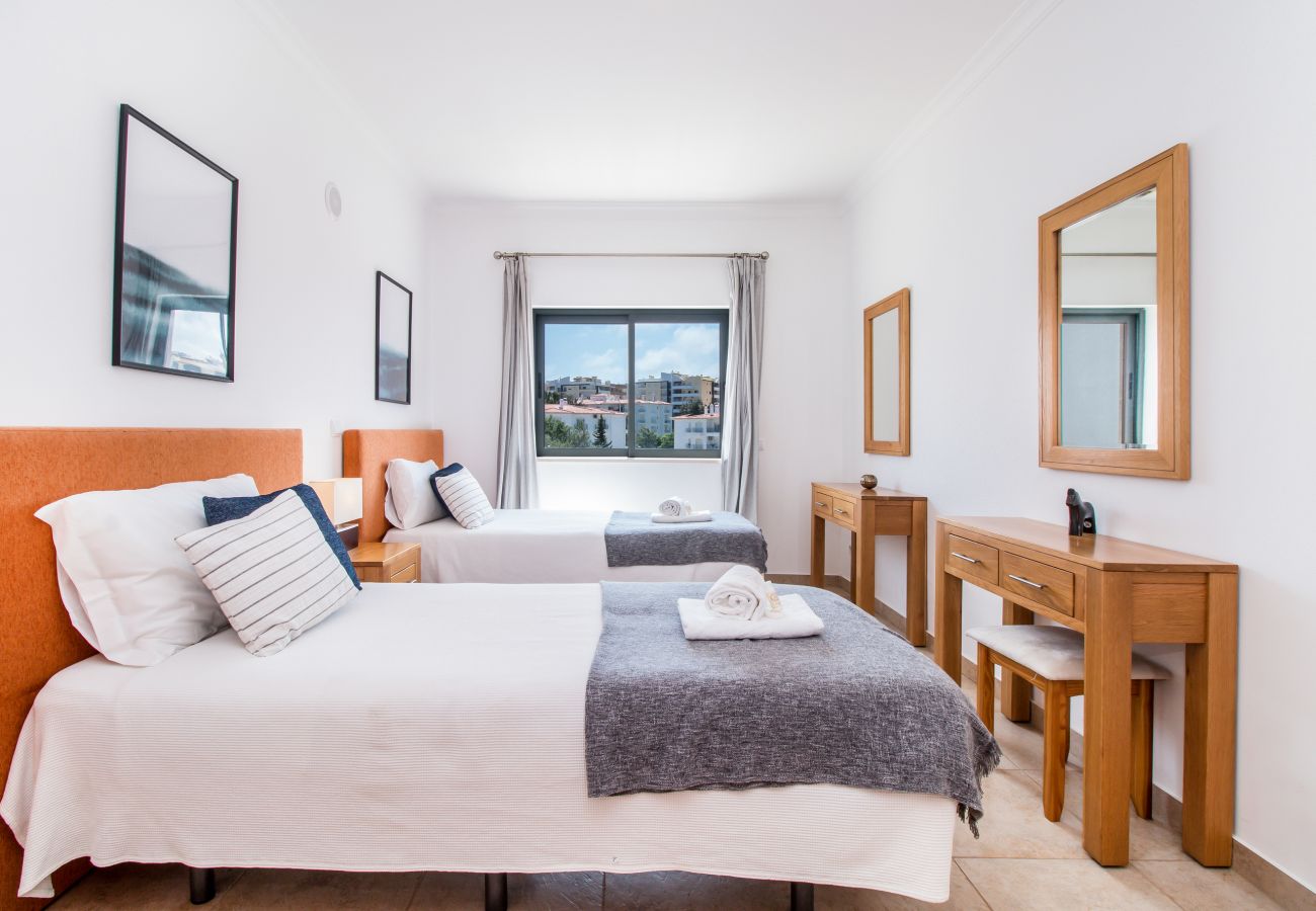 Apartamento em Lagos - Prime Location | Fully A/C | Town Centre | Pool | Garage